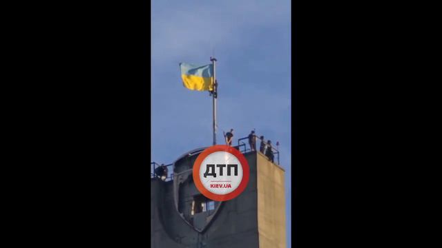Киев. Северный мост. Ребята высотники обслуживают флаг Присылайте фото и видео с дорог Киева смотреть онлайн