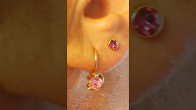 Проколотые уши.Серьгьга с камушком,английский замок,и пуссет смотреть онлайн