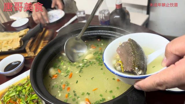 安徽来安顶级苍蝇馆子，5年公鸡428，特色臭鲢鱼红绕鸭鞭，真绝【唐哥美食】 смотреть онлайн