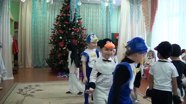 Танец пингвинят!!! Сыночек танцует!!! смотреть онлайн