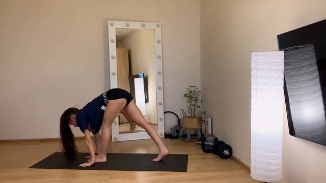 Йога-флоу: комплекс упражнений на растяжку и включение стабилизаторов, уровень: средний/продвинутый смотреть онлайн