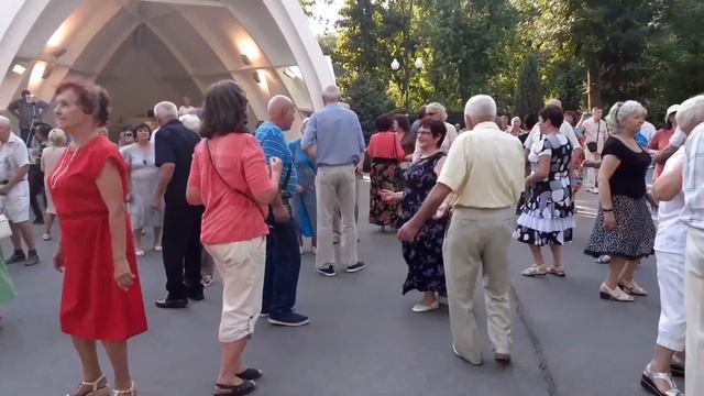 ТАК УСТРОЕНЫ МУЖЧИНЫ, ЛЮБЯТ ЖЕНЩИН БЕЗ ПРИЧИНЫ! ТАНЦЫ В ПАРКЕ ГОРЬКОГО ХАРЬКОВ СЧАСТЛИВЫЕ ДНИ смотреть онлайн