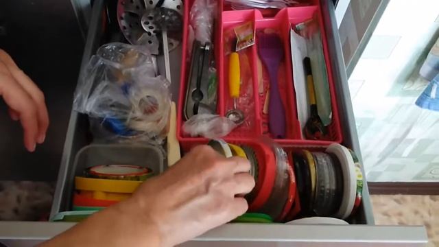 Хранение крышек от банок. Уборка на кухне. Столовые приборы и крышки. смотреть онлайн