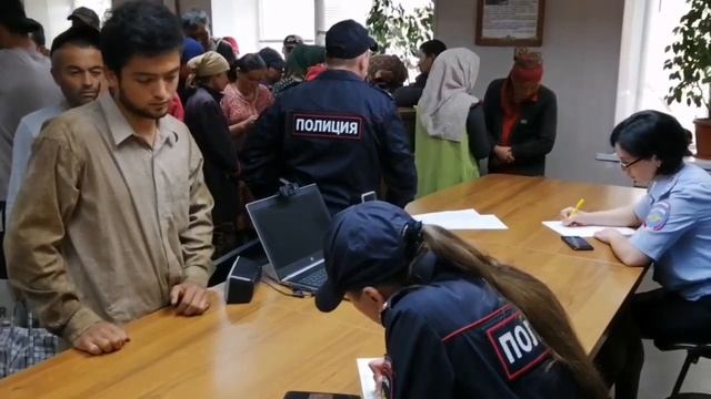 Полицейские Красноярского края вывезли из Берёзовки нелегальных мигрантов смотреть онлайн