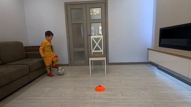 Прокатывание мяча под стулом подошвой. смотреть онлайн