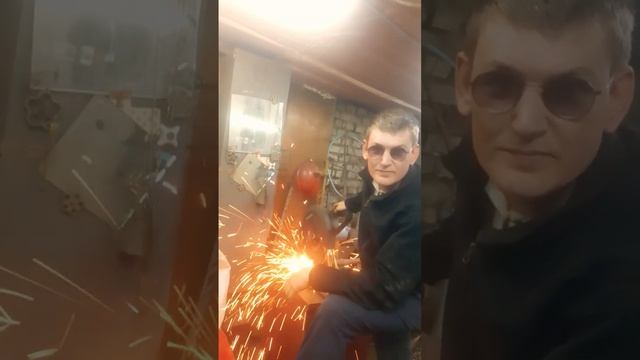 пилю монтажной пилой по металлу в гараже. смотреть онлайн