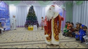 сюрпризный момент  от Деда Мороза на новогоднем утреннике в детском саду