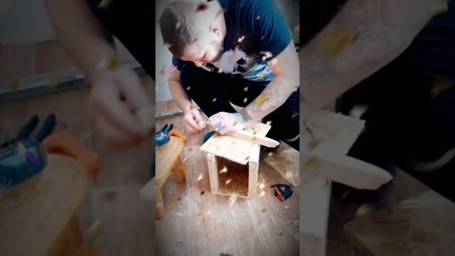 папа делал для дочери скворечник в детский сад. смотреть онлайн