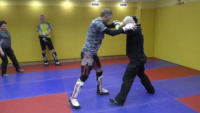 Одной рукой хватают, второй рукой бьют. Street fighting S.P.A.S. смотреть онлайн