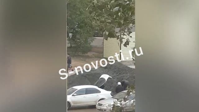 Астраханцы воруют асфальтовую крошку, предназначенную для ремонта дороги на улице Куликова смотреть онлайн