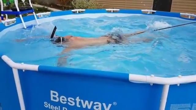 Для поддержания формы екатеринбургский пловец Никита Лобинцев устроил тренировку в дачном бассейне смотреть онлайн