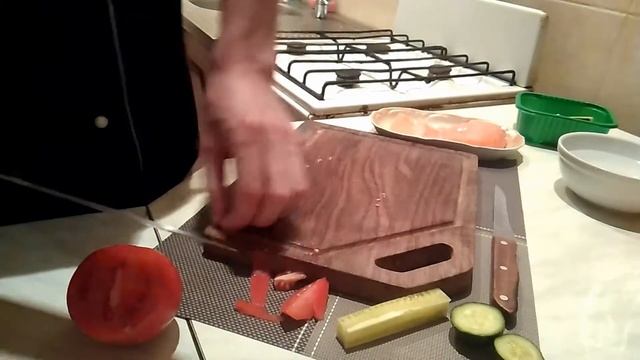 Нарезка овощей и рыбы для роллов)