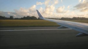 Взлет самолета Boeing 737-800 утром глазами пассажира из салона