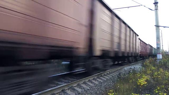 Электровоз 2ЭС5К 260 с грузовым поездом проследует ст Надвоицы. смотреть онлайн