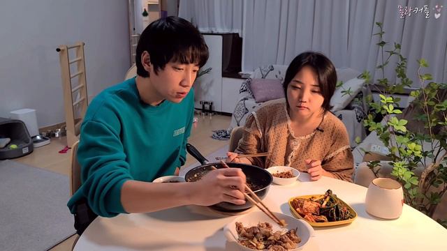 [SUB] 함께사는 우리 집데이트| 남자친구에게 칼림바를 사주었더니.. смотреть онлайн