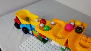 Я запустил много разных шариков катиться с горки - Горка для шариков