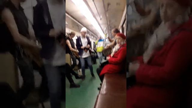 Музыканты в метро. Ребята жгут. Концерт на зелёной ветке. смотреть онлайн
