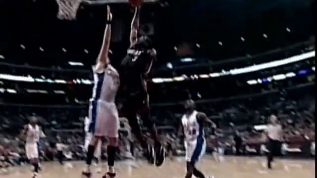 Dwyane Wade dunks on Chris Kaman смотреть онлайн