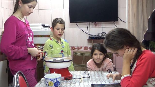 Угощаем гостей сахарной ватой
