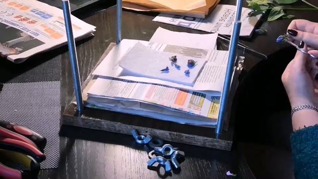 Укладывание цветов в пресс для сушки смотреть онлайн