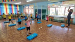 Видеофрагмент занятия степ-аэробикой с детьми старшего дошкольного возраста (Киреева Т.А.)