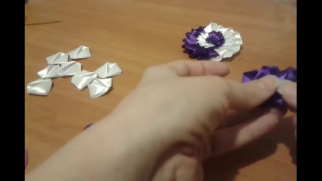 Как сделать цветочки из атласной ленты. Мастер класс. Канзаши смотреть онлайн