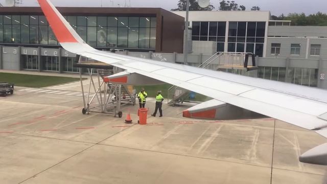 Jetstar A320 NEO taxing to gate at Launceston airport Tasmania смотреть онлайн