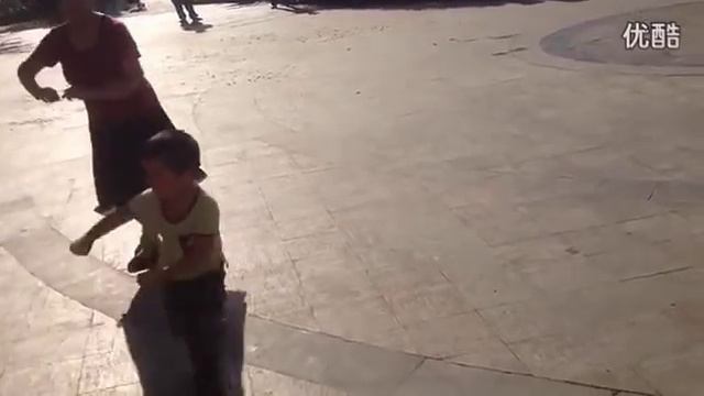 Уличный танец бабушки и внука поразил зрителей смотреть онлайн