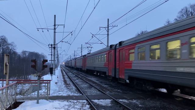 Электропоезда ЭС2Г «Ласточка», ЭД4М-0337, ЭД4М-0358 и ЭД4М-0322 на платформе «Чёрное» смотреть онлайн