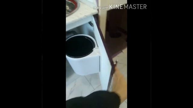 Дизайн прямой кухни 2.8 метра. Фасады бежевый глянец верх, сливовый глянец низ. + комод и двери. смотреть онлайн