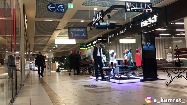 ПАРЕНЬ ГРОМКО ПЕРДИТ/ ПРАНК в ТЦ (реакция на пердёж)/WET Fart Prank On The Escalator