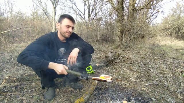 Саперная лопата| Яичница на лопате | Приготовление еды в походе. ПОЛЕВАЯ КУХНЯ |Готовим в походе смотреть онлайн