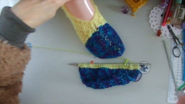 МАСТЕР КЛАСС УРОКИ ВЯЗАНИЯ КРАСИВЫЕ СЛЕДКИ ТАПОЧКИ НА 2 СПИЦАХ КОСИЧКА "MERSEYSIDE"! | ХАНИ И АНHА