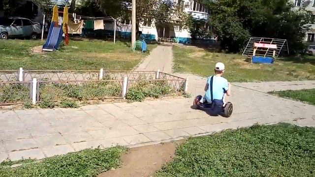 Нам купили гироскутер.