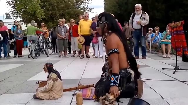 Индеец исполняет на флейте «Последний из могикан» смотреть онлайн