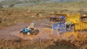 Грузовик MACK застрял в яме. Вытаскиваем!