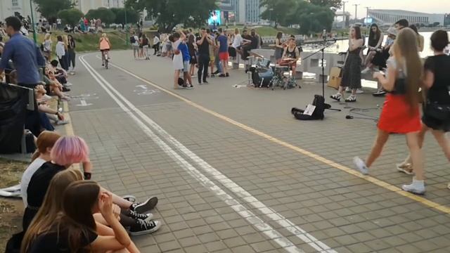 Уличные музыканты в Минске на набережной исполнили песню Белые обои,черная посуда... группы Бумбокс смотреть онлайн