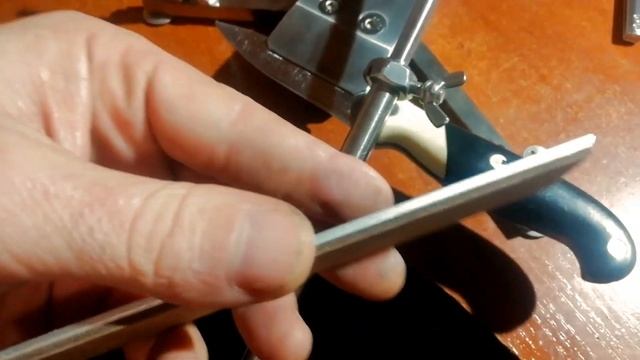 Точилка с укороченной верхней губкой. Кухонничек наждачкой 150 и 280. + узенький складничок. смотреть онлайн