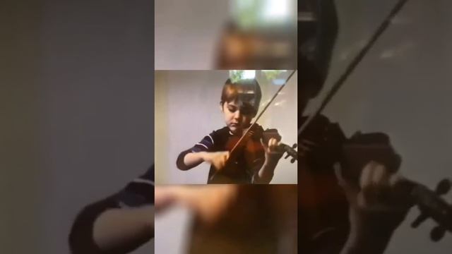 Дэвид Гарретт играет на скрипке в 6 лет. Видео из домашнего архива Дэвид Гарретта #davidgarrettmusi смотреть онлайн