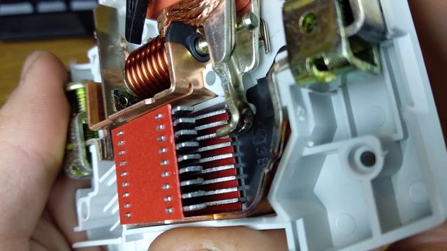 Разбираем автоматы IEK и EKF после КЗ смотреть онлайн