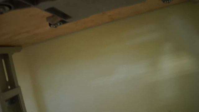 Сбор промышленного оверлока Aurora A757: часть 4 - крепление жёлоба текстильных отходов. смотреть онлайн