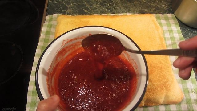 Рецепт торта, бисквит домашний. Рулет клубника со сливками. Простой рецепт смотреть онлайн