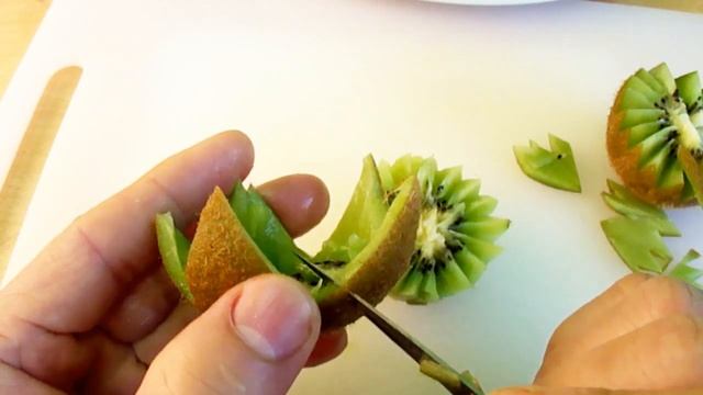 How To Make Kiwi Flowers Carving Garnish | Food Decoration | Kiwi Food Art смотреть онлайн