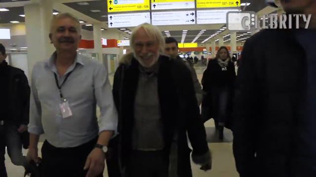 Pierre Richard mobbed by press and fans in airport in Moscow, 01.02.2016 смотреть онлайн