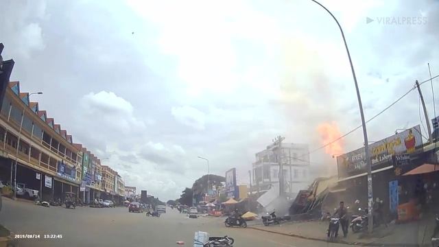 В Камбодже взорвалась газовая заправка, видеокадры попали в сеть смотреть онлайн