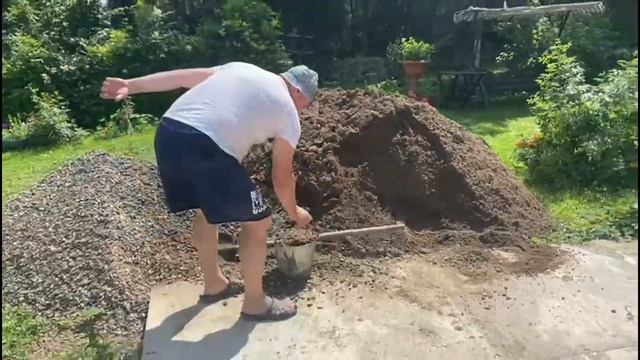 Дачные дела заливаю площадку возле дома?. смотреть онлайн