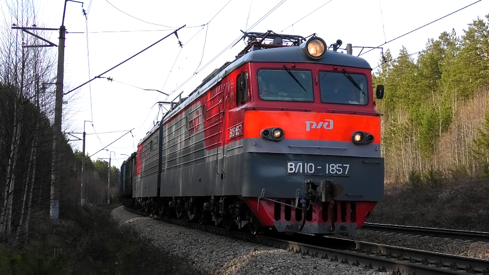 Свежепокрашенный ВЛ10-1857 с грузовым поездом