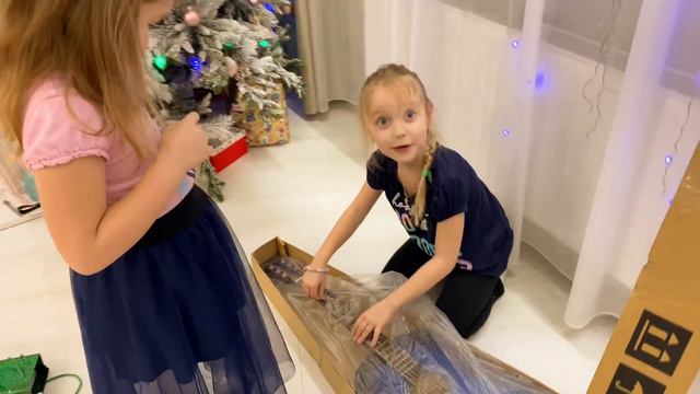 Раскрываем подарки второй день подряд. смотреть онлайн