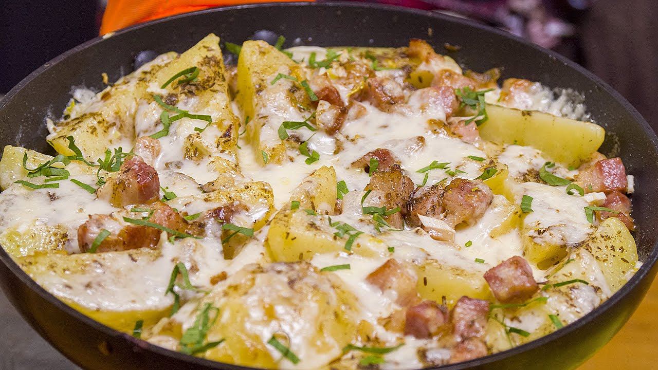 Целая сковорода вкусной еды. Жареная картошечка с грудинкой и сыром смотреть онлайн
