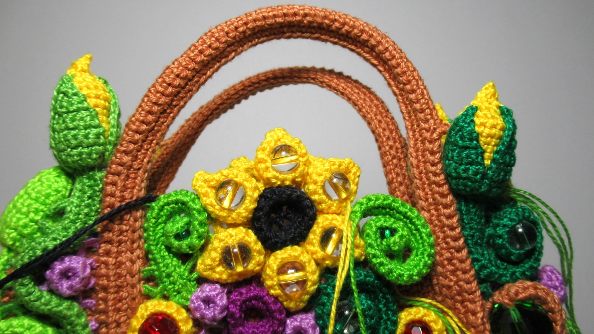 Пришиваю завиток справа от застежки вязаной сумки на лицевой стороне смотреть онлайн